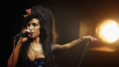 Mark Ronson Dedicates Live Performance To Amy Winehouse
