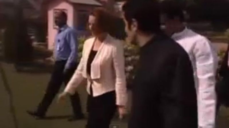 Julia Gillard Loses Bout With High Heel In India