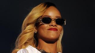 Watch Rihanna Thump Fan With Her Microphone On Purpose