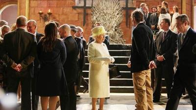 Here’s A Photo Of The Queen With The Iron Throne, Cast of ‘Game of Thrones’