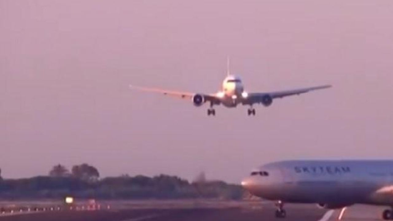 Watch a Terrifying Near-Miss Between Two Passenger Jets in Spain