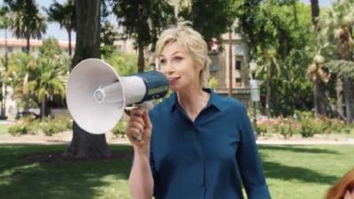 Glee’s Jane Lynch Has Some Things to Say About Your Phone Behaviour