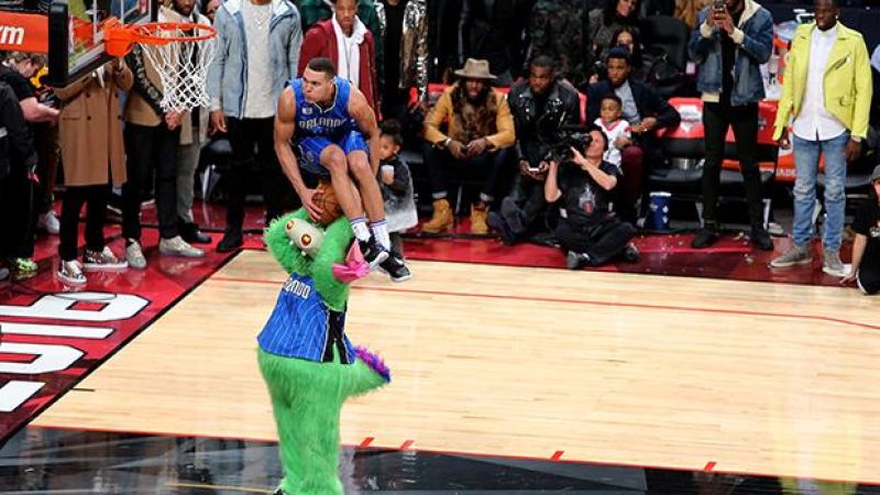 ICYMI: 2016’s NBA Slam Dunk Contest Was One Of The Most Insane Of All Time