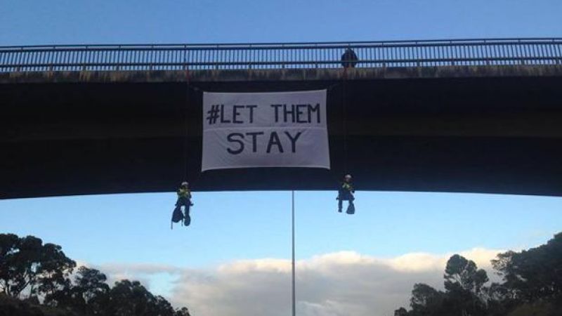 #LetThemStay Protesters Dangle Themselves Over Melbourne’s Eastern Freeway