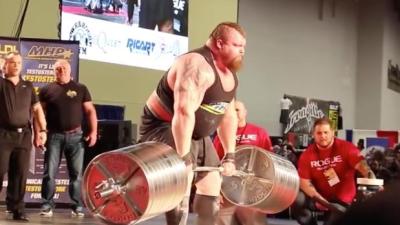 WATCH: Dude Breaks Deadlift Record With 465kg Lift, Somehow Doesn’t Shit Dacks
