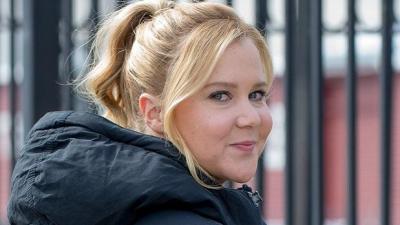 Amy Schumer Says No More Fan Selfies After Dude “Scared The Sh*t” Out Of Her