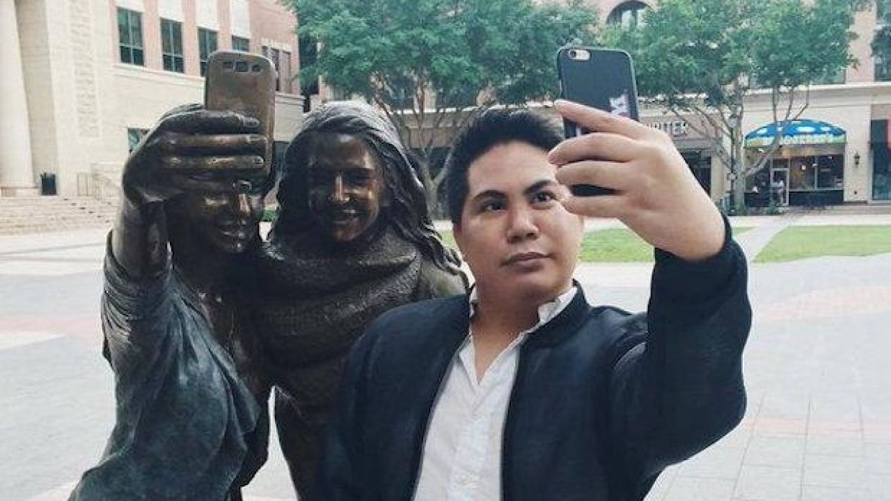 Texas Town Erects Golden Monument To Time Honoured Art Of Selfie-Taking