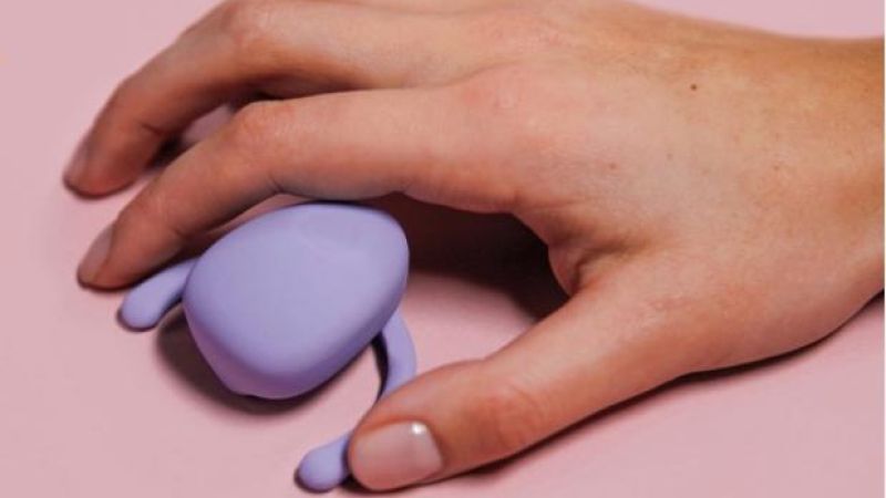 Genius New Vibrator Tucks Under Yer Flaps For Hands-Free Clit Stimulation