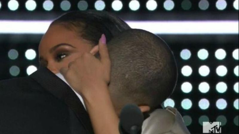 Chill With The Drake Diss Memes ‘Cos This 2nd Angle Proves RiRi Kissed Back