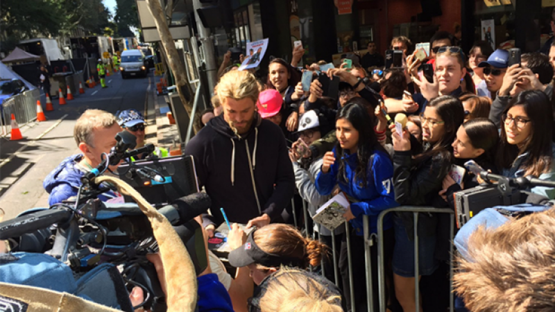 Chris Hemsworth Is Dishing Out Pizza For Hungry ‘Thor’ Fans On The Street