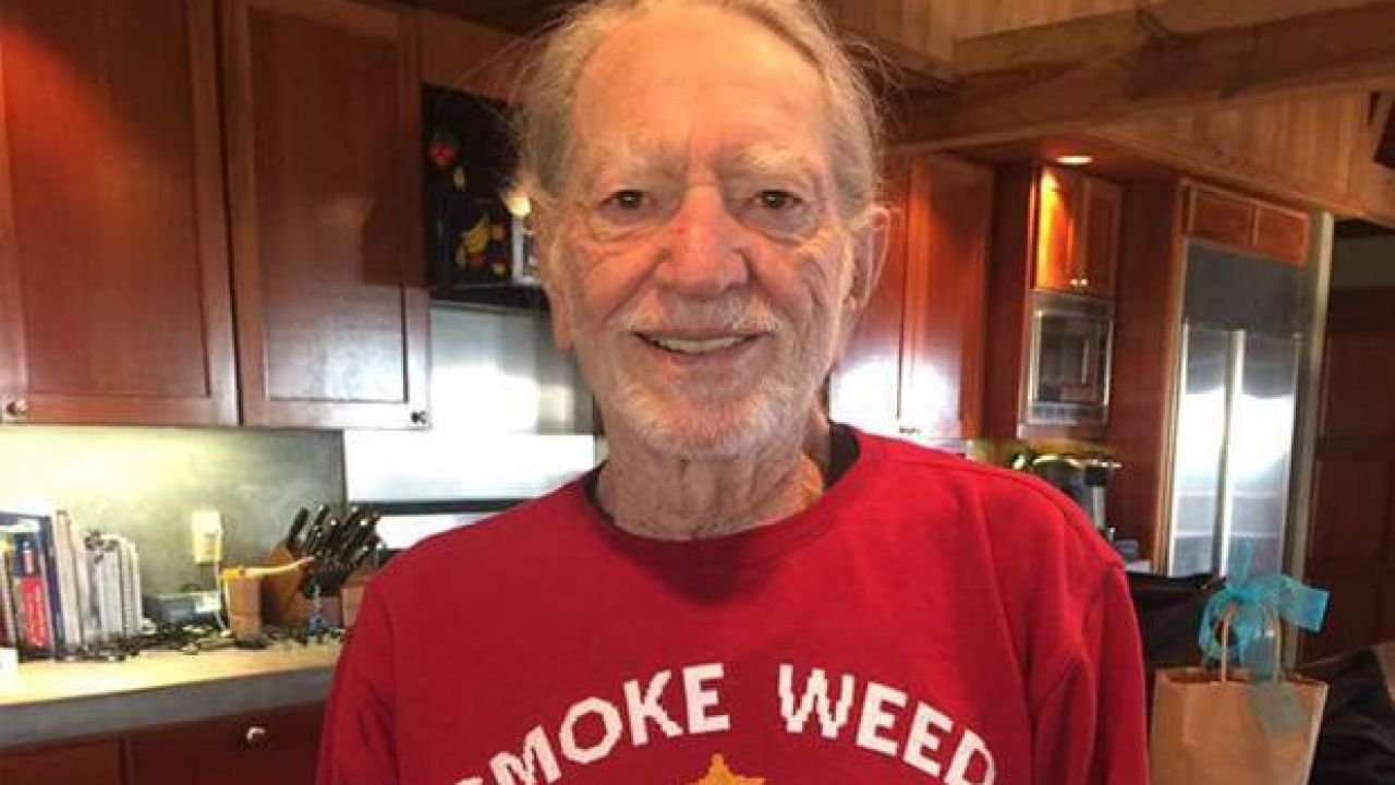 O TANNENBONG: Snoop Dogg Gave Willie Nelson An Adorable Xmas Weed Jumper
