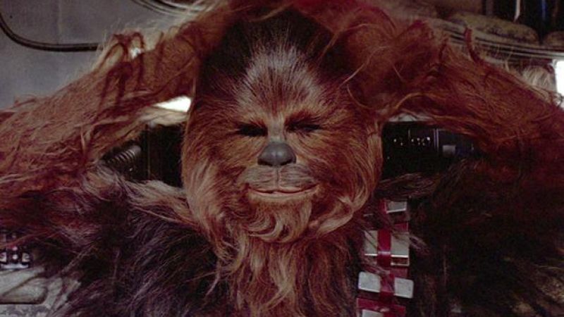 Chewie Goes Full Wookiee In ‘TFA’ Deleted Scene & Rips A Bloke’s Arm Off