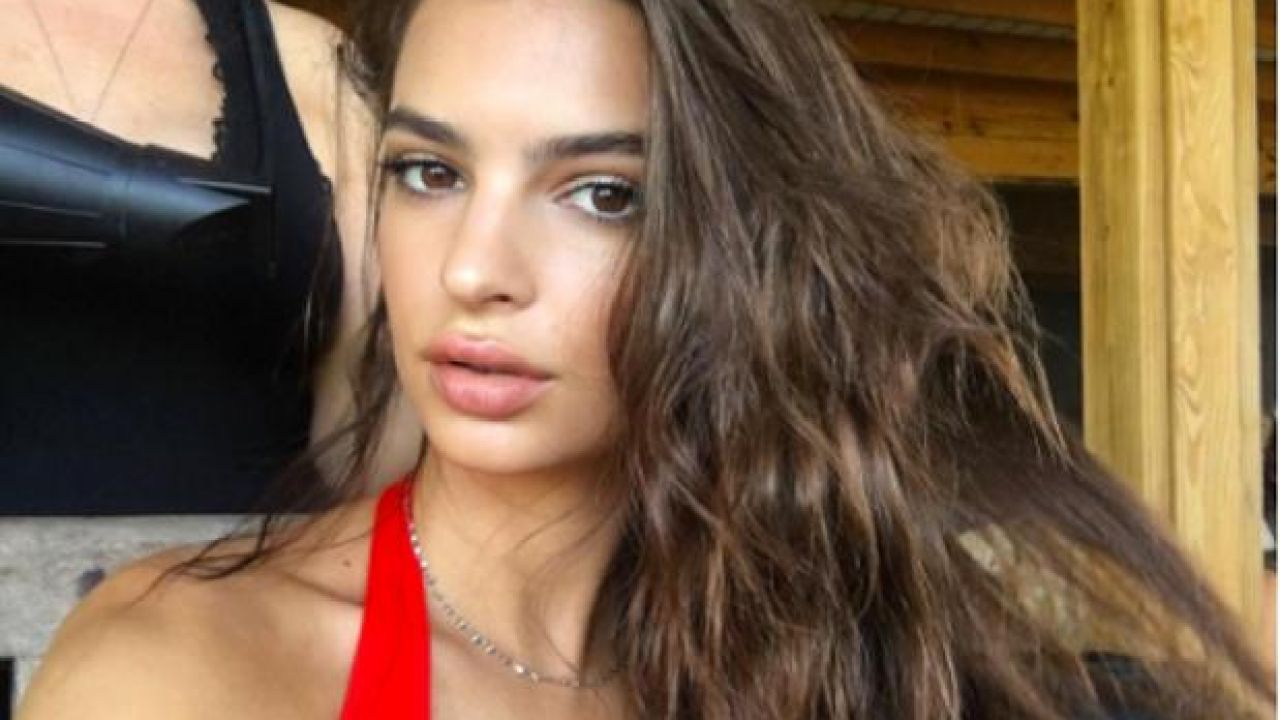 Emily Ratajkowski Sets Fire To The Globes Red Carpet With New Short ‘Do