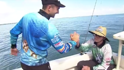 WATCH: Gumtree Ray Having A Fish W/ His New Mates Will Make Your Bloody Day