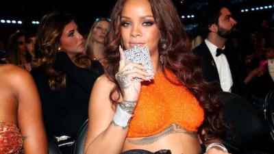 Elegant Loose Unit Rihanna Brought A Diamond-Encrusted Flask To The Grammys
