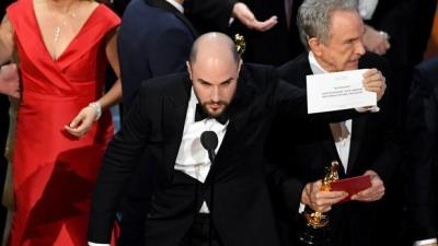 The Oscars’ Envelope Handler Was Tweeting Just Before Shit Hit The Fan