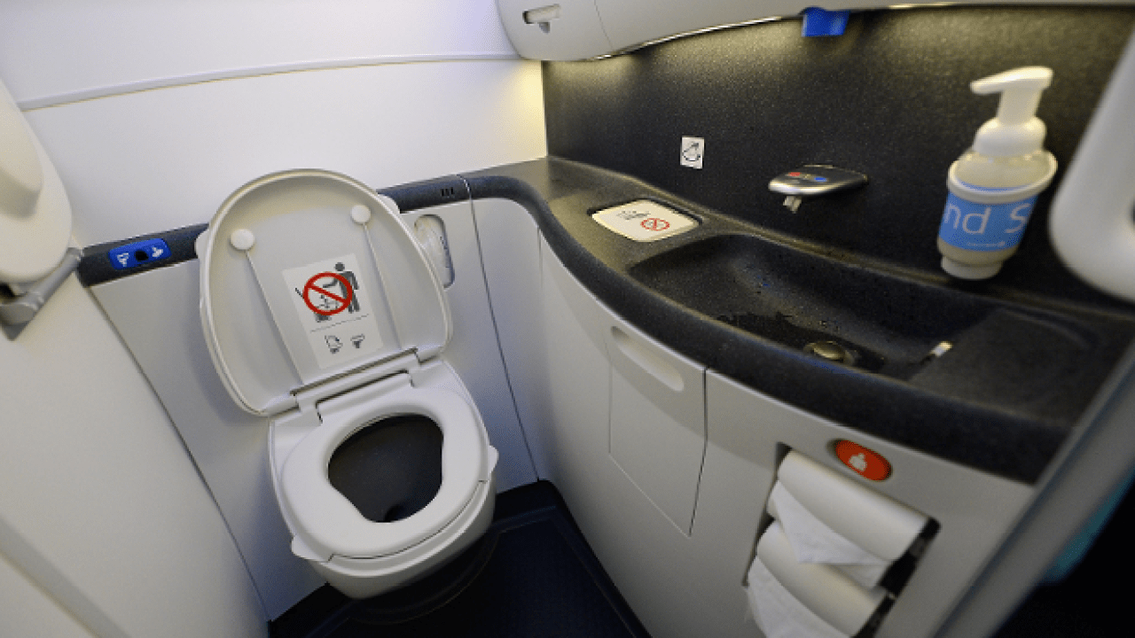 A Flight Attendant’s Revealed The Perfect Time To Take A 10-Min Shit On Board