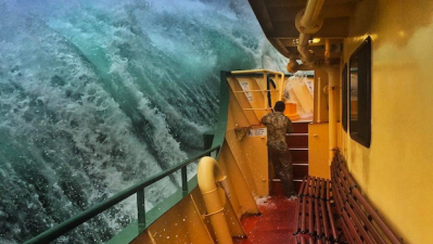 Decky Snaps Insane Pic Of Manly Ferry Being Hit By Monster Waves Over W/E
