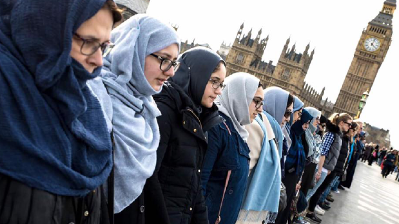 Muslim Women Form Human Chain Along Westminster Bridge For 5 Mins Silence