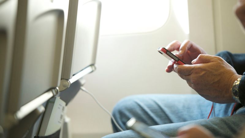 The Insane Reason You Shouldn’t Grab Yr Phone If It Falls Between Plane Seats