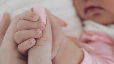 This Pic Of Kylie Jenner’s Thumb (& Baby) Is The Most Liked Instagram Ever