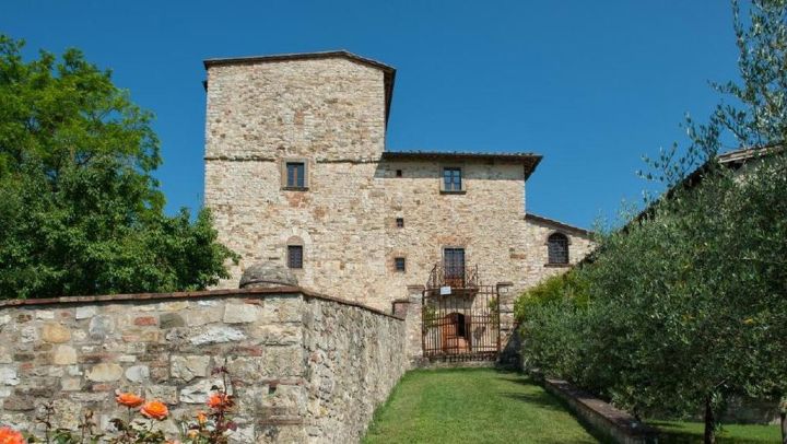 HEY, RICHIES: This Tuscan Farmhouse Once Owned By Michelangelo Is Up For Sale