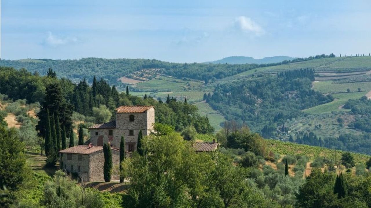 HEY, RICHIES: This Tuscan Farmhouse Once Owned By Michelangelo Is Up For Sale