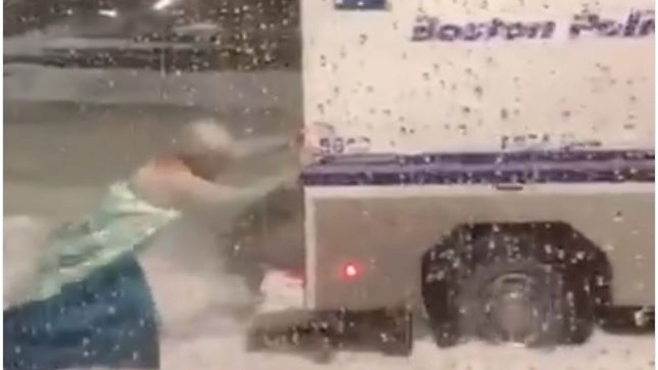 Drag Queen Elsa Uses Her ‘Powers’ To Rescue Stuck Truck In The Snow 