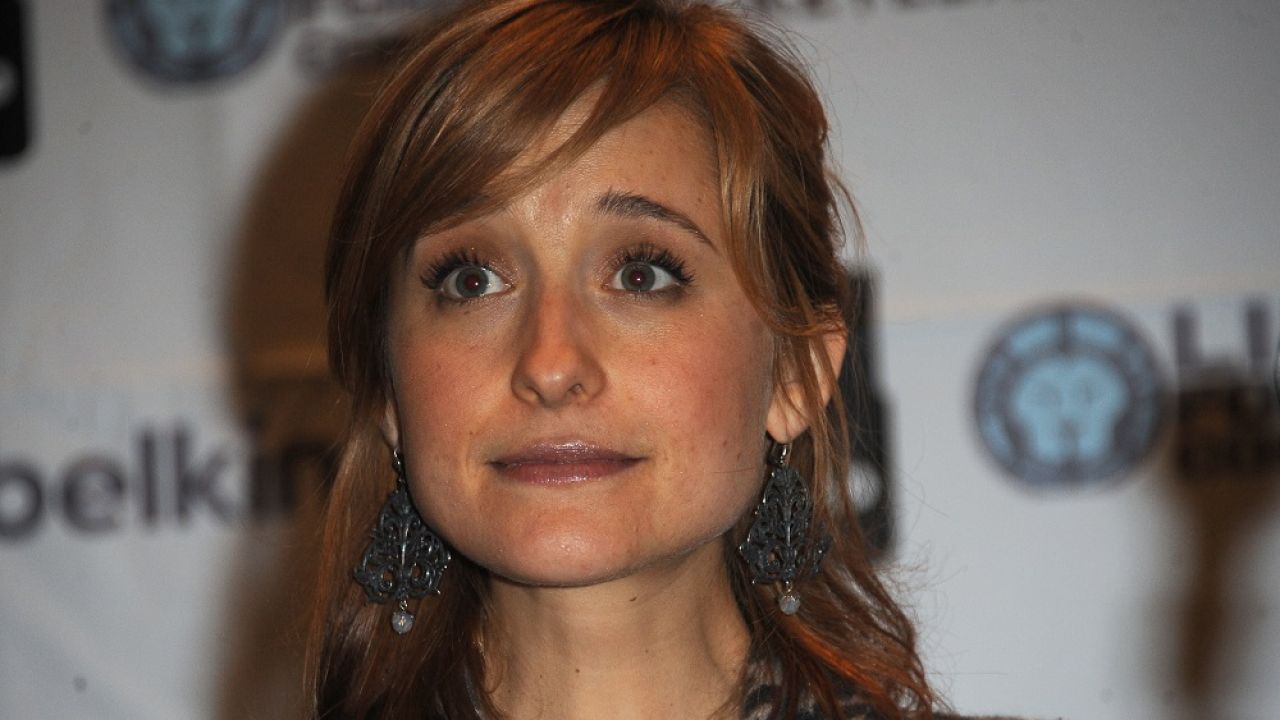 Smallville Actress Allison Mack Arrested For Her Role In Alleged Sex Cult