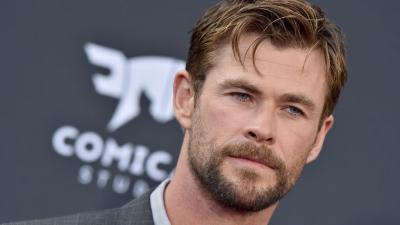 Just Chris Hemsworth Going To Epic Lengths To Sign Autographs For Fans