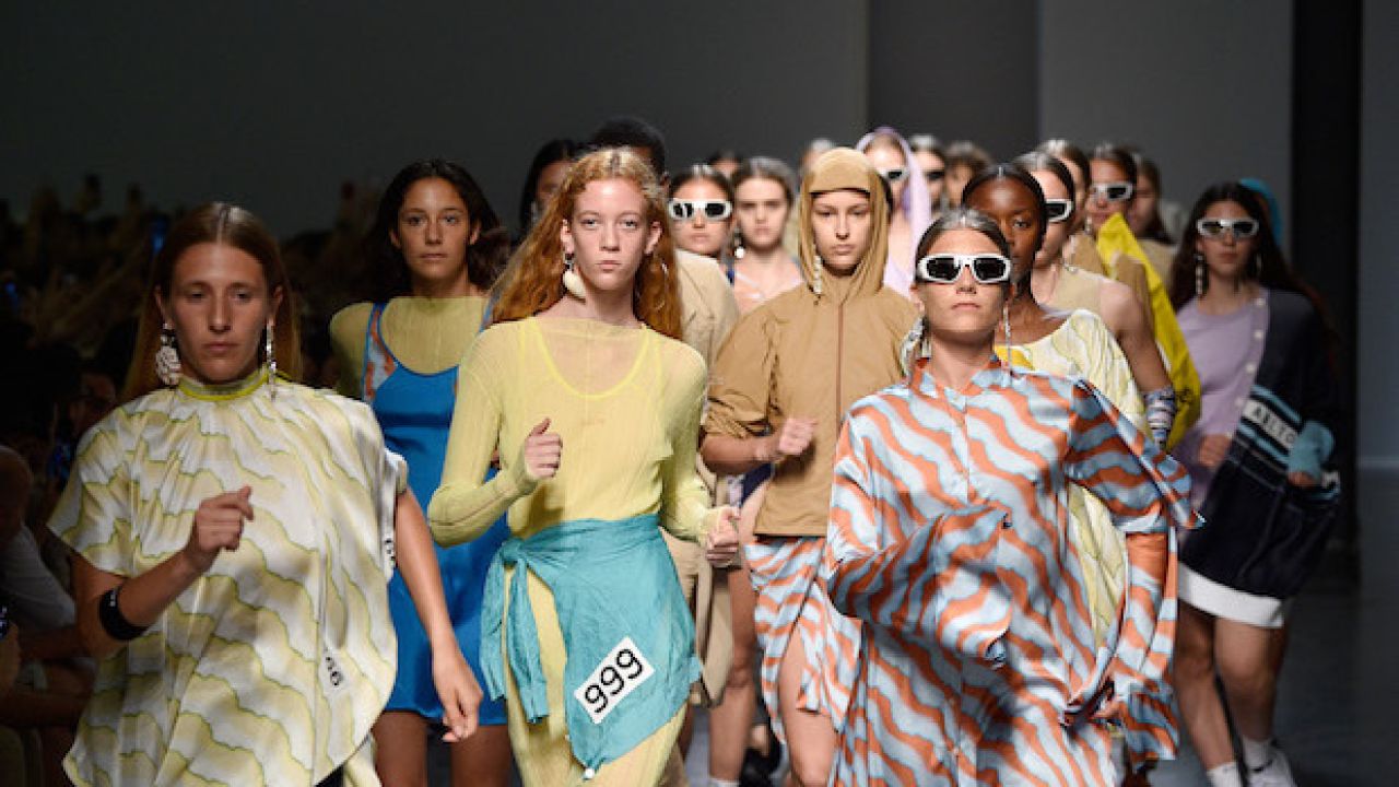 WATCH: Models At Milan Fashion Week Power-Walk The Runway, ‘Kath & Kim’ Style