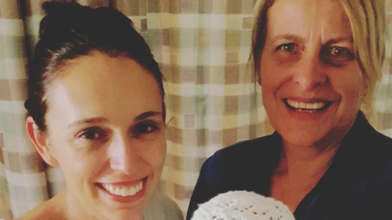 Jacinda Ardern’s First Order Of Biz As A Mum Was A Whole Mess Of Mac & Cheese