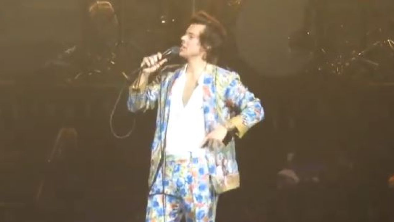 Sweetie Pie Harry Styles Helps A Fan Come Out To Her Mum During A Gig