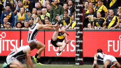 AFL Fans Still Can’t Decide If This Is Goal Of The Year / Not A Goal At All