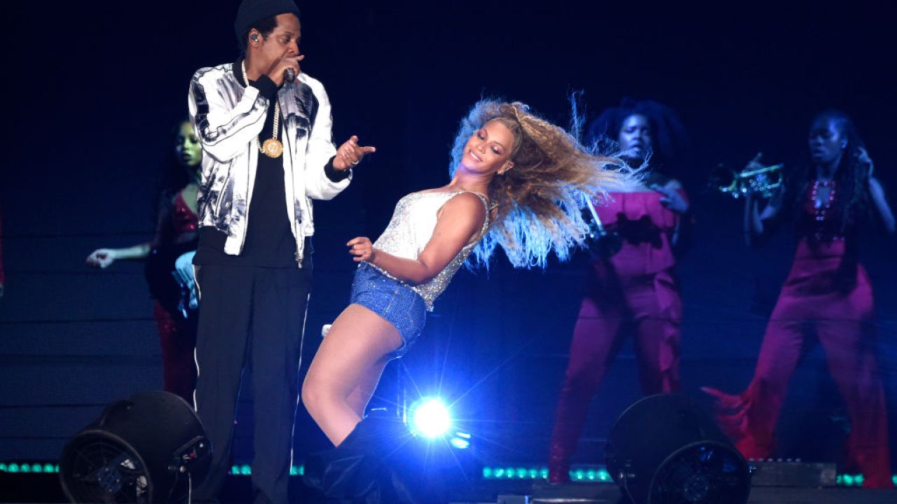 Beyoncé & Jay-Z’s Dancers Protect The Royalty By Tackling Stage Crasher