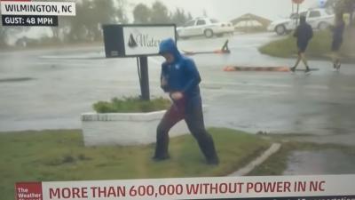 Weatherman Battles Hurricane Florence As 2 Guys Casually Walk By 