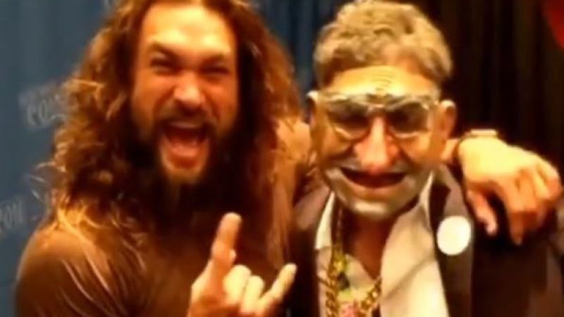 A Sneaky Mark Ruffalo In Disguise Scored A Pic W/ Jason Momoa At NY Comic-Con
