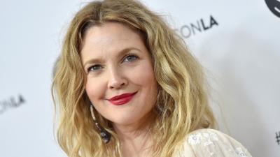 Drew Barrymore’s Crew Swears She Never Gave That “Surreal” Viral Interview
