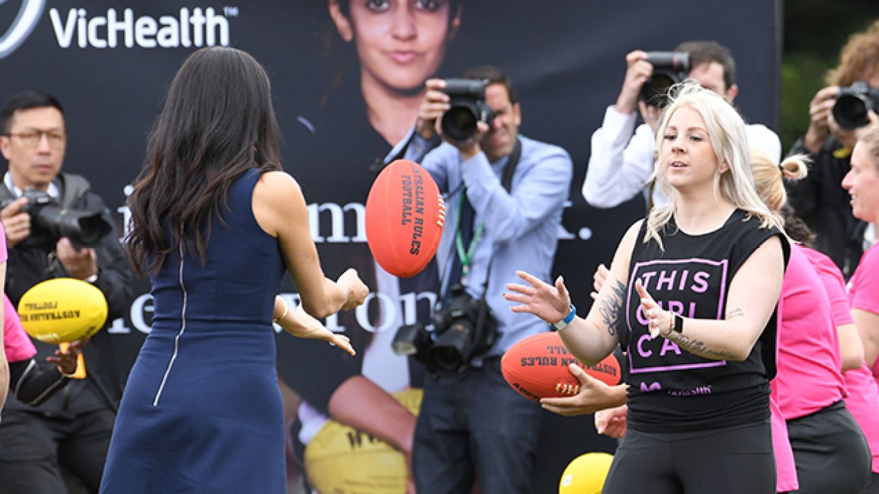 Here’s Meghan Markle Giving Footy A Go & Her Form’s Better Than Gold Coast’s