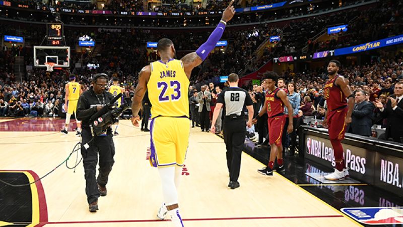 LeBron James Got A Hero’s Welcome At His First Game In Cleveland As A Laker