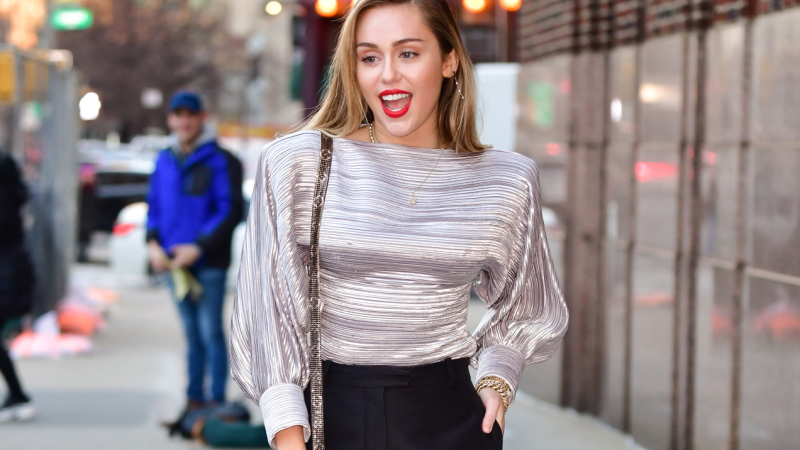 Miley Cyrus Is Feuding With An Instagram Cake Account And It’s Literally Cooked