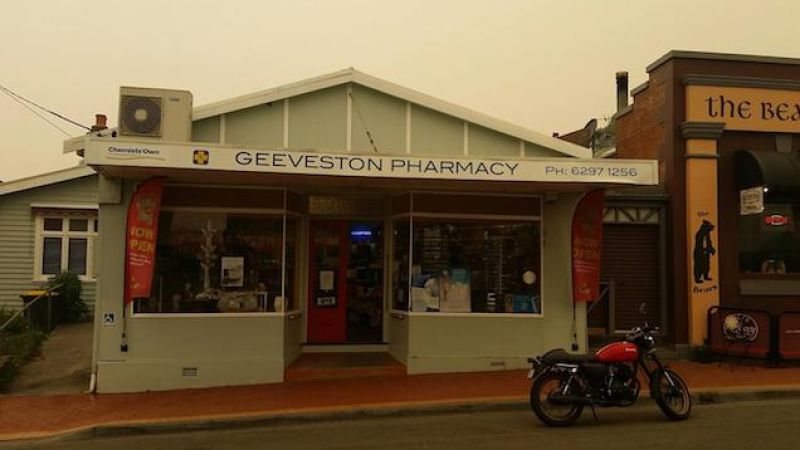 Pharmacist In Tassie’s Geeveston Stays Back To Man The Shop Despite Fire Risk
