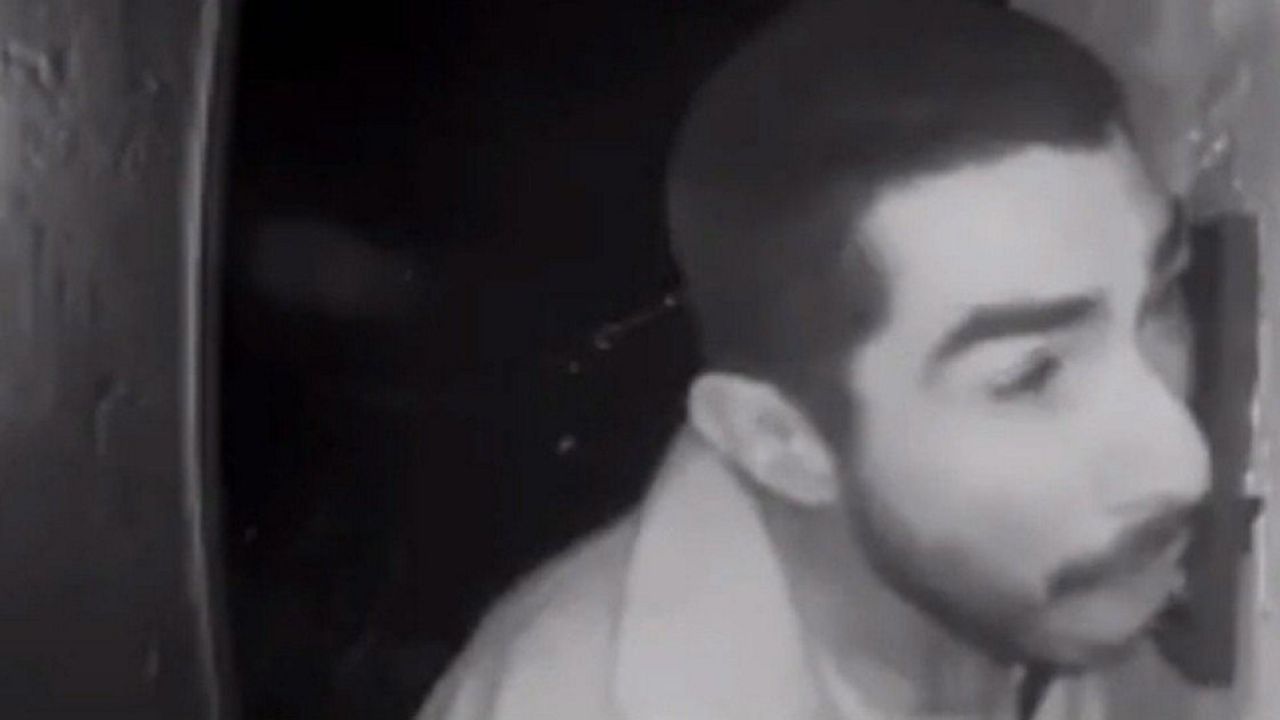 US Cops Are Looking For A Man Who Spent 3 Hours Licking A Stranger’s Doorbell