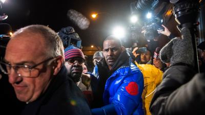 R. Kelly Turns Himself In To Chicago Police Following Sexual Abuse Charges 