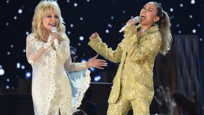 Dolly Parton & Goddaughter Miley Cyrus Belted Out ‘Jolene’ At The Grammys