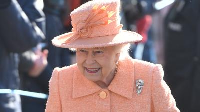 Queen Liz Outshines Kate & Megs By Wearing 2019’s Hottest Trend Like It’s NBD