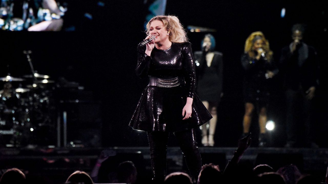 Queen Of Covers Kelly Clarkson Did A Bloody Cardi B & Post Malone Mashup 