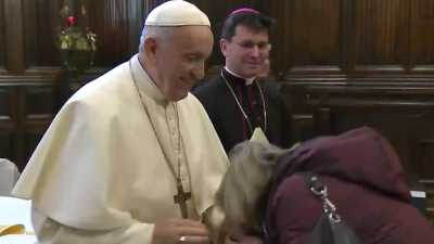 Catholics Are Going Wild Over A Vid Of The Pope Not Letting People Kiss His Ring