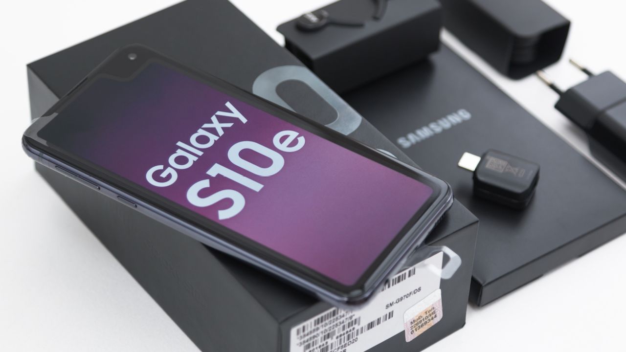 Optus Is Doing An Insane Deal On A Samsung Galaxy S10e Plan If You Need A New Phone