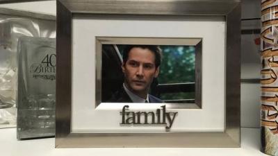 A Melbourne Op Shop Is Using Piccies Of Keanu Reeves To Sell Photo Frames